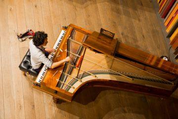 Pianotechnicus van Maene stemt een Steinway vleugelpiano.